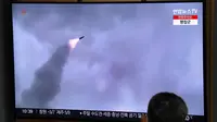 Seorang pria menonton layar televisi yang menayangkan siaran berita dengan rekaman file uji coba rudal Korea Utara, di sebuah stasiun kereta api di Seoul, Sabtu (31/12/20220). Peluncuran terbaru ini dilakukan saat Korut terus mengembangkan persenjataannya di tengah spekulasi rencana uji coba nuklir terbaru atau ketujuh. (Jung Yeon-je / AFP)