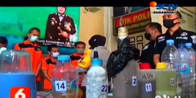 VIDEO: Polisi di Surabaya Gerebek Rumah Kos, Tempat Produksi Sabu-Sabu