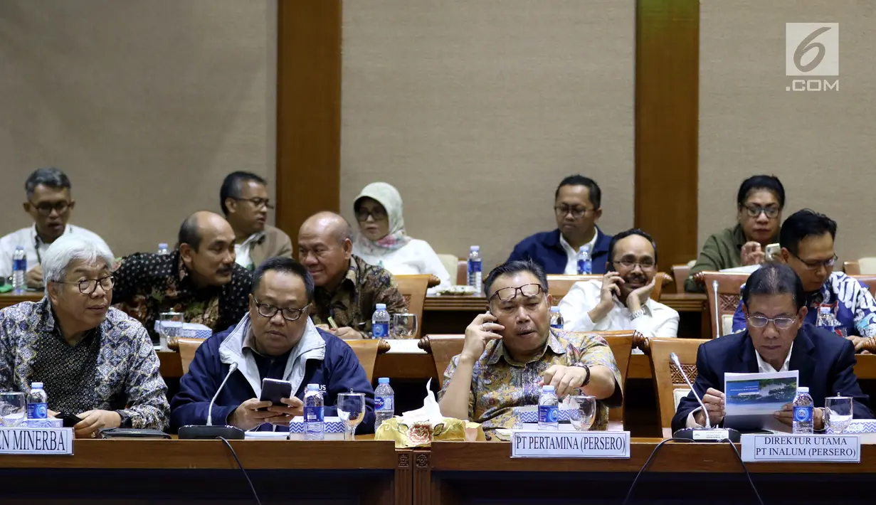 Dirjen Minerba Kementerian ESDM Bambang Gatot Ariyono (kiri) saat mengikuti rapat dengar pendapat dengan Panja Limbah dan Lingkungan Komisi VII di Nusantara I, Kompleks Parlemen MPR/DPR-DPD, Jakarta, Rabu (6/3). (Liputan6.com/Johan Tallo)