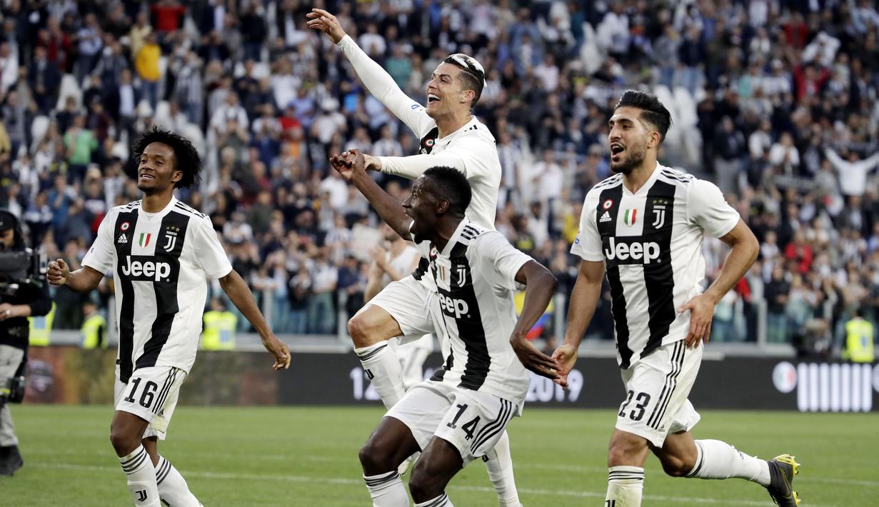 Striker Juventus, Cristiano Ronaldo, bersama rekannya melakukan selebrasi usai meraih gelar juara Serie A 2019 di Stadion Juventus, Sabtu (20/4). Juventus menang 2-1 atas Fiorentina. (AP/Luca Bruno)