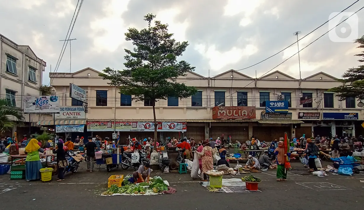 Suasana Pasar Pagi di Jalan Jenderal Sudirman, Salatiga, Jawa Tengah, Rabu (29/04). Pasar Pagi Salatiga menerapkan physical distancing atau jaga jarak aman untuk mencegah penularan virus corona COVID-19. (Liputan6.com/Gholib)
