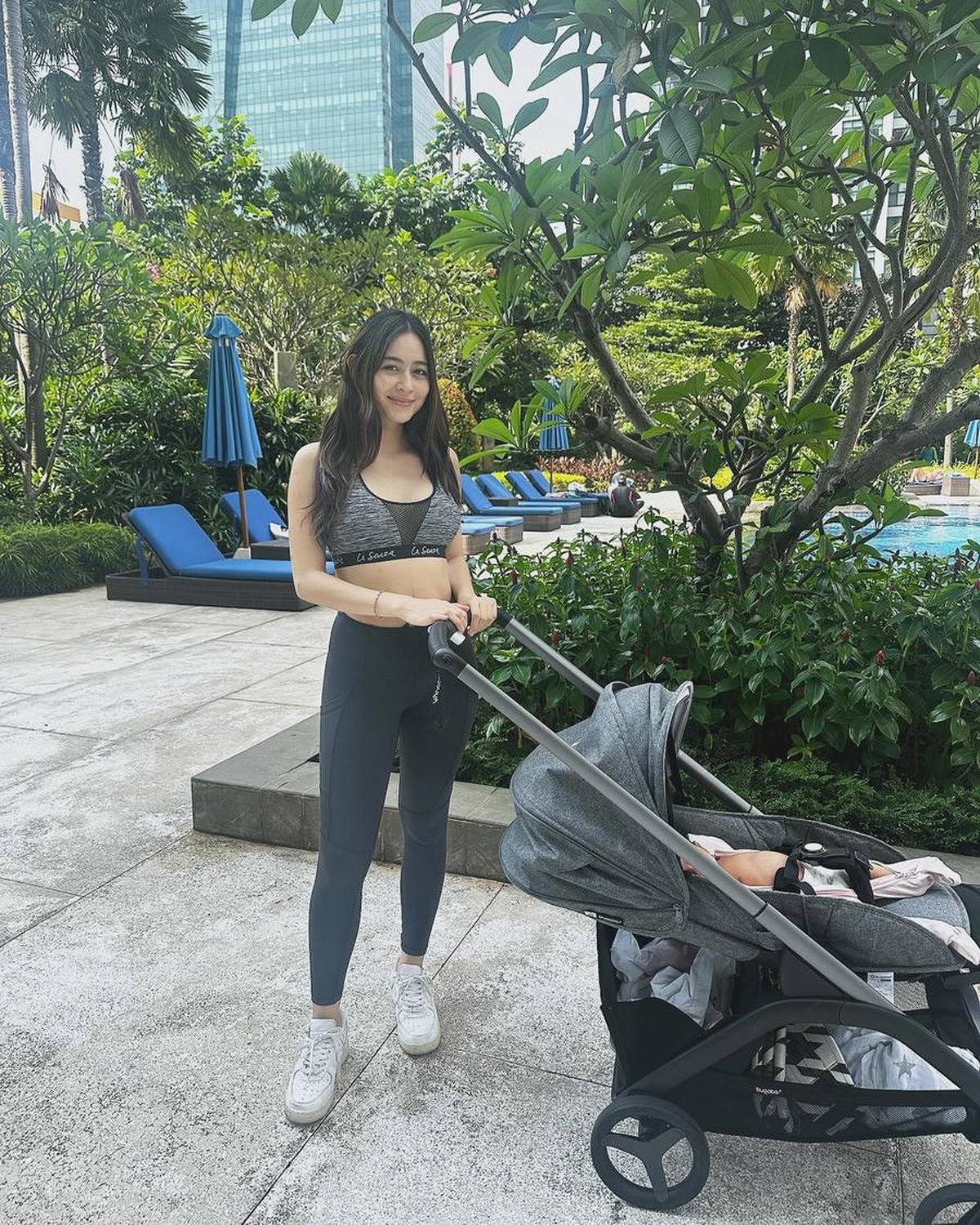 Dalam beberapa foto, perhatian netizen sering teralihkan oleh perut Laura Theux yang terlihat jelas bekas operasi caesarnya.<br>