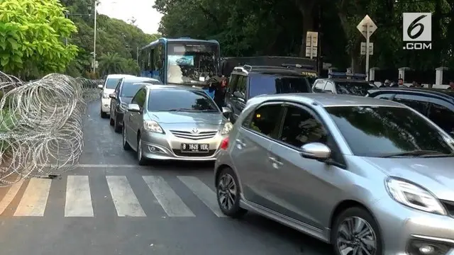 Pendaftaran dua Calon Presiden dan Wakil Presiden, pada hari Jumat ini, membuat pihak Kepolisian mengalihkan arus lalu lintas kendaraan yang datang dari Diponegoro.