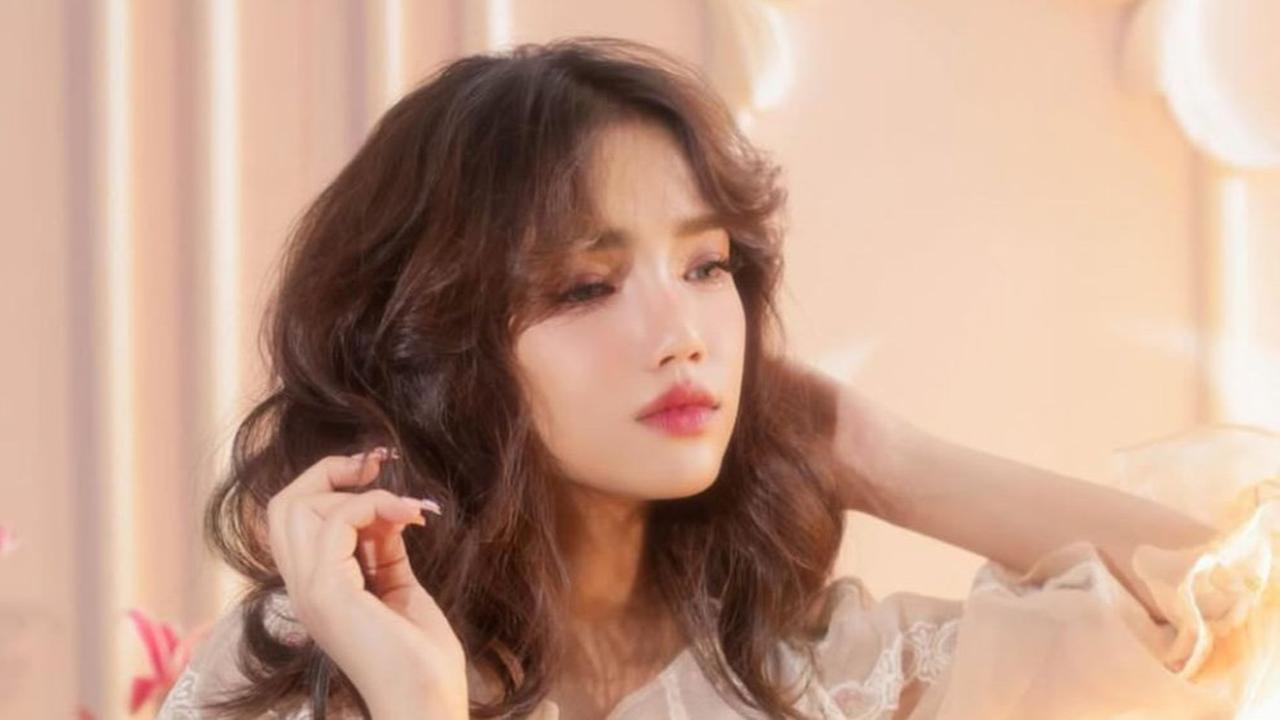 Foto Lawas Fuji dengan Rambut Ikal Warna Cokelat, Cantik Menawan Mirip Artis Korea