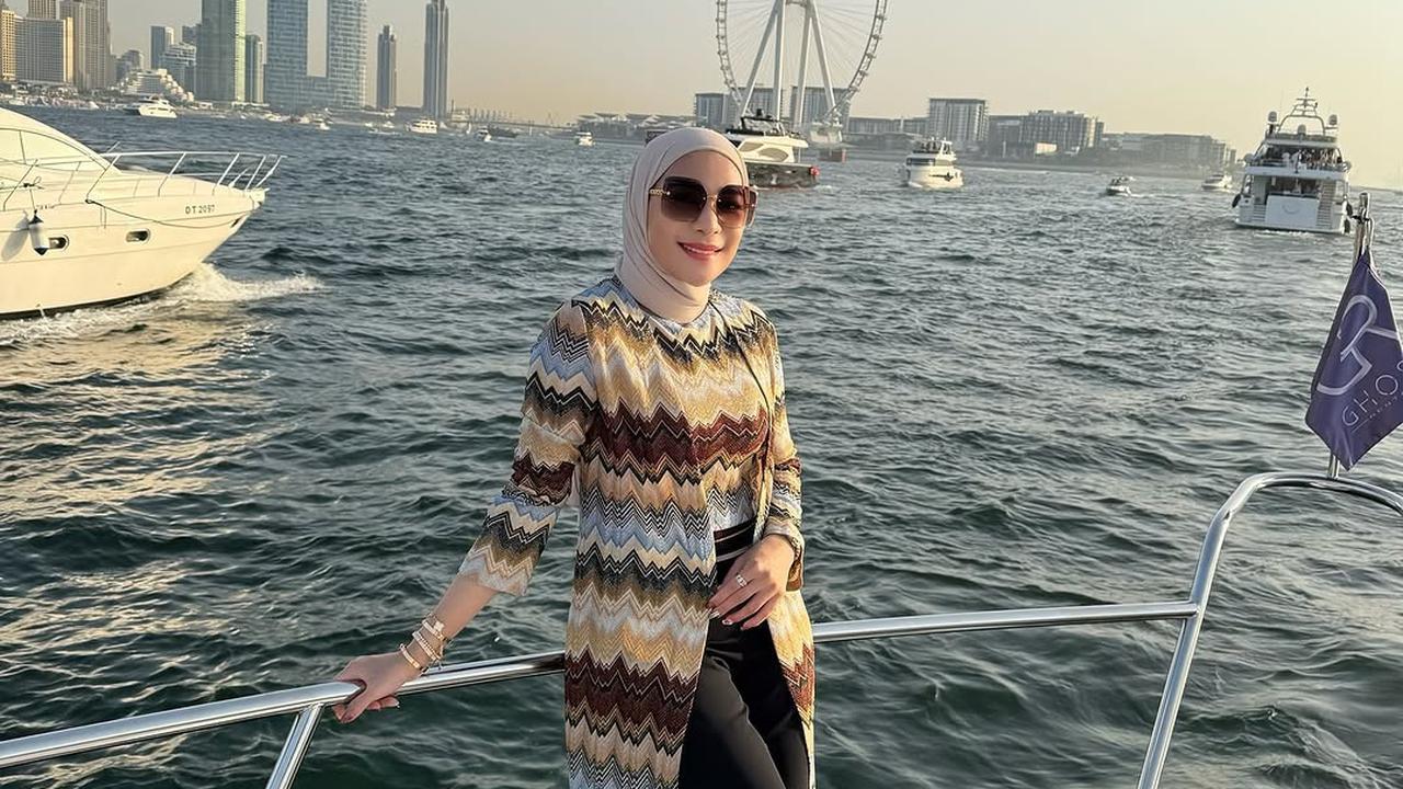 6 Potret Erin Taulany Nikmati Liburan di Dubai, Naik Jet Car - Makan di Ketinggian