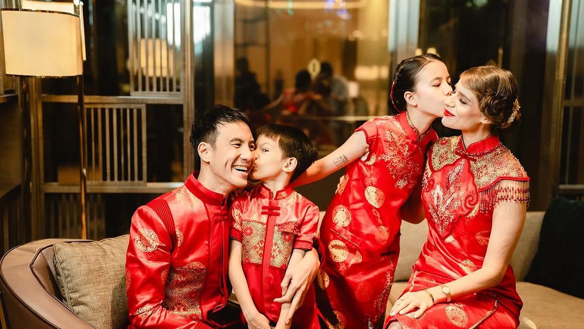 6 Pesona Keluarga Daniel Mananta Lakukan Photoshoot Bertema Imlek, Vibes Hangat dan Ceria yang Berkesan