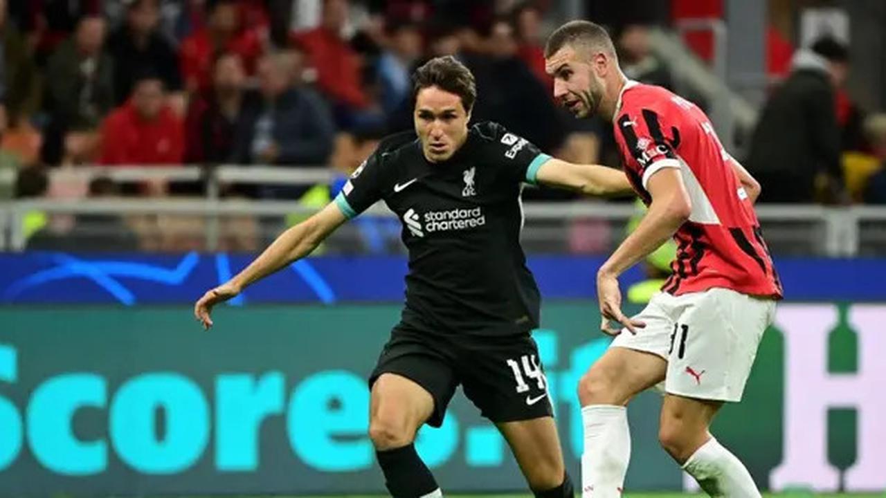 Kata Arne Slot saat Menjawab Rumor Transfer Chiesa