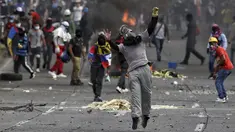 Demonstran bentrok dengan polisi selama protes anti-pemerintah di tengah perayaan Hari Kemerdekaan Kolombia, di Cali, Selasa (20/7/2021). Warga Kolombia kembali turun ke jalan ketika pemerintah secara resmi mengajukan RUU reformasi pajak $3,95 miliar kepada Kongres. (AP Photo/Andres Gonzalez)