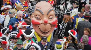 Sebuah " Schwellkopp " atau kepala besar meramaikan karnaval di Mainz, Jerman, Rabu (11/11/2015). Orang Jerman menamakan karnaval ini dengan sebutan karnaval orang - orang bodoh. (AFP PHOTO/Fredrik VON Erichsen