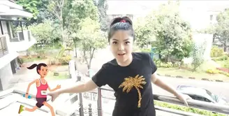 Belum lama ini Tina Toon dilarang masuk cafe lantaran memakai sendal jepit. Mantan penyanyi ciliki itu santai meski ditolak dan menyadari bahwa itu sesuai dengan aturan yang diterapkan. (Instagram/tinatoon101)