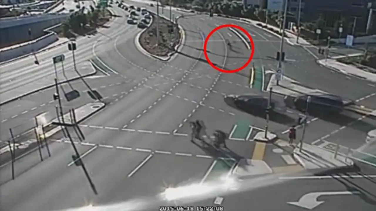 Terabas Lampu Merah, Pemotor Nyaris Temui Ajal