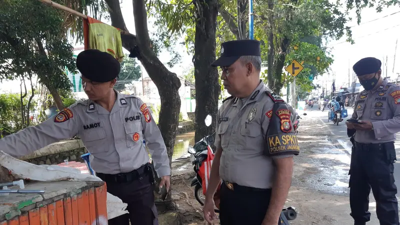 Polsek Jagakarsa melakukan penyelidikan terkait penemuan janin bayi di kawasan Kali Baru Barat Cabang tengah Srengseng Sawah, Jagakarsa, Jakarta Selatan, Selasa (7/3/2023).