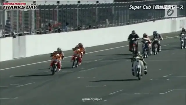 Dalam sebuah acara khusus, Maqruez dan Pedrosa melakukan balapan menggunakan motor bebek.
