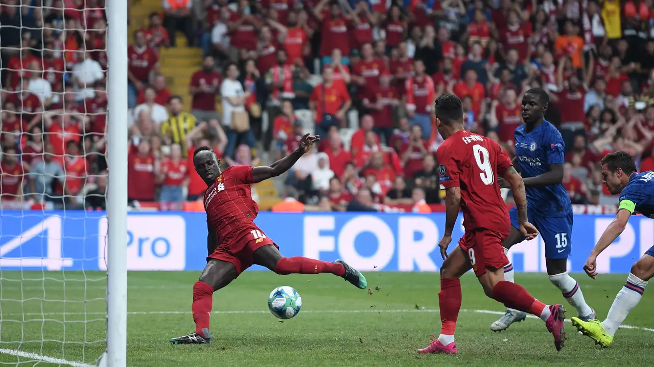 Winger Liverpool, Sadio Mane kala menjebol gawang Chelsea