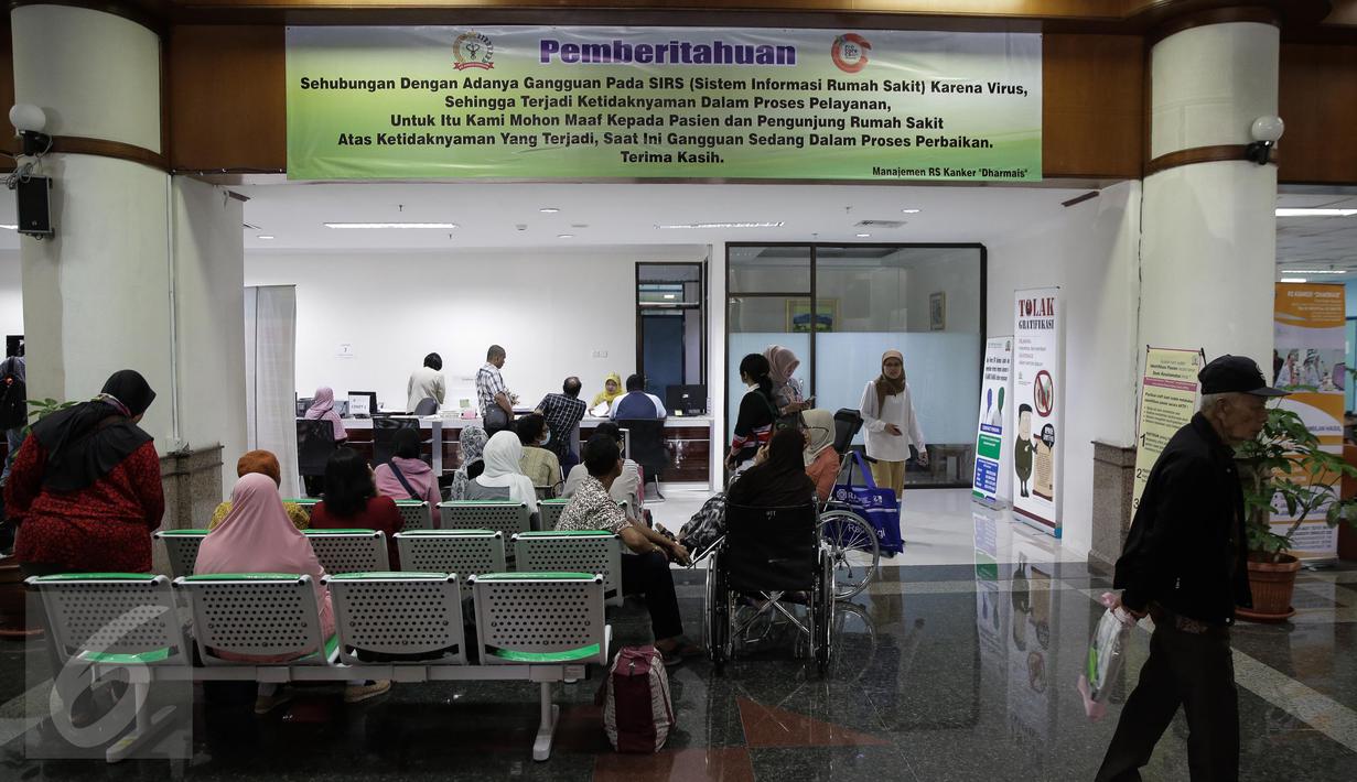 Spanduk besar pemberitahuan Ransomware WannaCrypt atau WannaCry terpampang di ruang tunggu RS Kanker Dharmais, Jakarta, Senin (15/5). Imbas serangan ransomware WannaCrypt mengakibatkan  pelayanan kepada pasien terganggu. (Liputan6.com/Faizal Fanani)