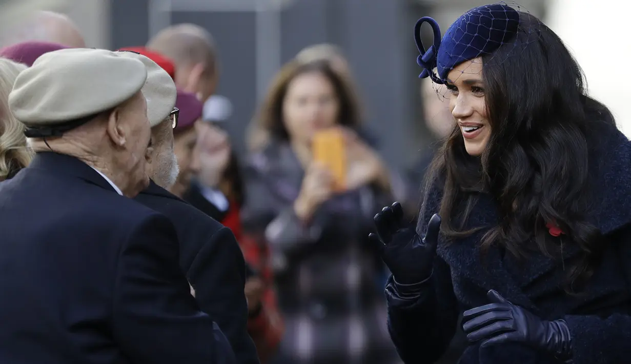 Duchess of Sussex Meghan Markle menyapa sejumlah veteran perang saat menghadiri Field of Remembrance di Westminster Abbey di London, Inggris (7/11/2019). (AFP Photo/Tolga Akmen)