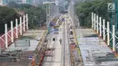 Pekerja menyelesaikan pemasangan rel kereta proyek pembangunan MRT di Jakarta, Selasa (31/10). Pembangunan fisik Mass Rapid Transit (MRT) Jakarta fase 1 hingga akhir September 2017 telah mencapai 80%. (Liputan6.com/Angga Yuniar)