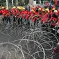 Pengunjuk rasa  menggelar demonstrasi di depan gedung DPR RI, Senayan, Jakarta, Selasa (14/3/2023). Unjuk rasa yang diikuti serikat buruh, mahasiswa, dan petani itu menuntut pemerintah untuk segera mencabut Peraturan Pemerintah Pengganti Undang-Undang (Perppu) Nomor 2 Tahun 2022 tentang Cipta Kerja. (Liputan6.com/Johan Tallo)