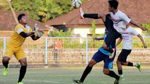 Winger Bali United Pusam, Bayu Gatra Sanggiawan coba menjangkau bola saat beruji coba dengan Porprov Badung U-23 di lapangan Samudra Kuta, 