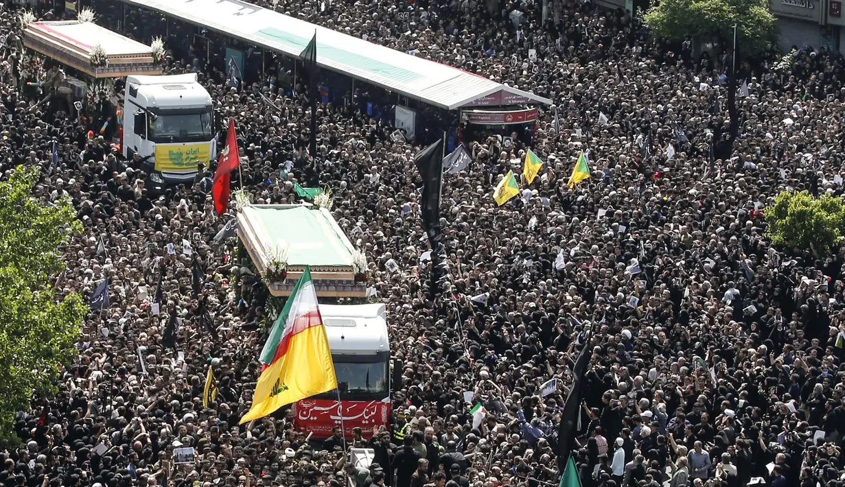 Sebelumnya, helikopter yang ditumpangi Presiden Ebrahim Raisi dan rombongan jatuh pada Minggu (19/5/2024) di lereng gunung di Iran Utara. (Foto: AFP)