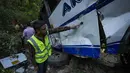 Bus tersebut membawa para peziarah ke base camp kuil Hindu terkenal Mata Vaishno Devi ketika diserang. (AP Photo/Channi Anand)