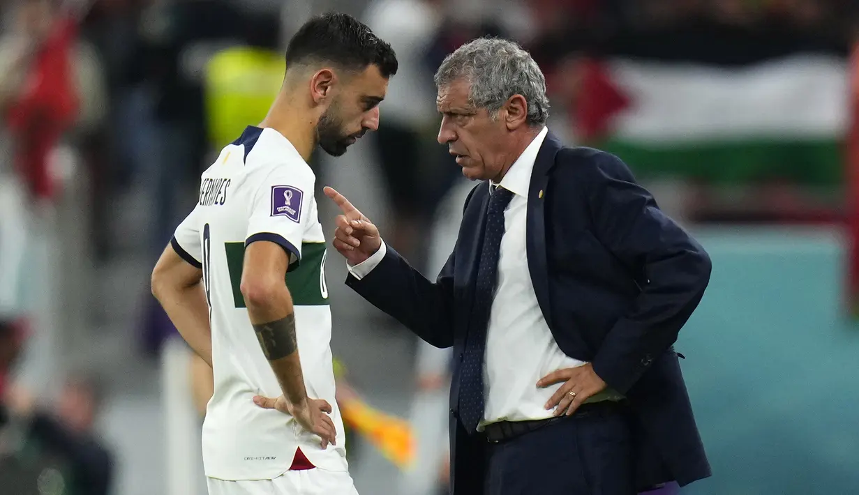 Pelatih Portugal, Fernando Santos (kanan) resmi dipecat oleh Federasi Sepak Bola Portugal (FPF) setelah gagal di Piala Dunia 2022. Bruno Fernandes dkk bersama Timnas Portugal dikalahkan Maroko dalam pertandingan perempat final pada Sabtu (10/12/2022). FPF menyatakan bahwa keputusan ini diharapkan mampu memicu siklus baru yang lebih baik di timnas Portugal. (AP Photo/Petr David Josek)