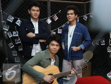 Pemain Band The Overtunes berpose seusai pembuatan video klip di Jakarta, Rabu (16/12). Album The Overtunes berjudul selamanya, dijadikan official soundtrack film Ngenest Movie dengan lagu Mungkin dan Ku Ingin Kau Tahu. (Liputan6.com/Herman Zakharia)