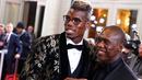 Paul Pogba (kiri) foto bersama dengan mantan pemain sepak bola nasional Belanda Clarence Seedorf (kanan ) saat menghadiri acara FIFA Ballon d'Or 2015 di Zurich, Swiss, (11/1/2016).  (REUTERS/Arnd Wiegmann)