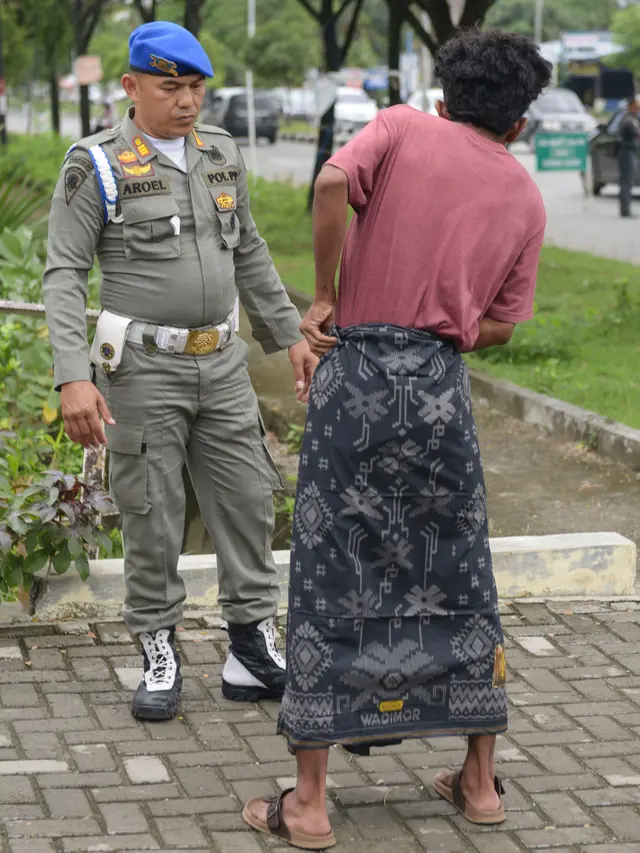 Pria Bercelana Pendek di Aceh Diberi Sarung