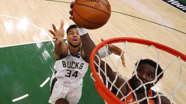 Foto: Habisi Suns, Milwaukee Bucks Samakan Agregat Kemenangan di Game Keempat Final NBA 2021