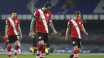 Striker Southampton, Danny Ings (tengah) dan rekan setim berjalan tertunduk usai berakhirnya laga lanjutan Liga Inggris 2020/21 pekan ke-26 melawan Everton di Goodison Park, Liverpool, Senin (1/3/2021). Southampton kalah 0-1 dari Everton. (AP/Clive Brunskill/Pool)