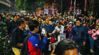 Gubernur Sulawesi Selatan, Andi Sudirman Sulaiman, turun langsung menemui massa aksi yang menggelar unjuk rasa di Kota Makassar, tepatnya di Jalan Urip Sumohardjo, Jumat (29/8/2025) malam. (Foto: Istimewa).