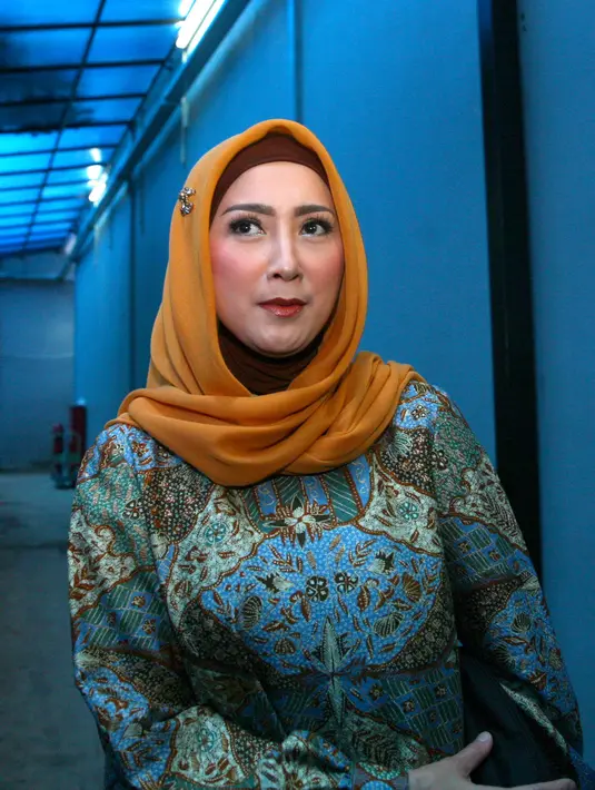 Tidak melewati dengan berbagai perawatan yang mahal, termasuk dengan sering pergi ke salon seperti perempuan pada umumnya. Perawatan yang normal-normal saja yang biasa dilakukan Desy. (Nurwahyunan/Bintang.com)