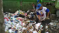 Tumpukan sampah di TPSS Kesambi Cirebon didominasi oleh plastik. Foto (Liputan6.com / Panji Prayitno)