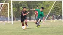 Pemain Timnas U-16, Rendy Juliansyah (kanan) melawan Timnas Pelajar U-15 pada laga uji coba di Stadion Atang Sutesna, Cijantung, Rabu (16/5/2017). Timnas U-16 menang 5-1. (Bola.com/Nicklas Hanoatubun)