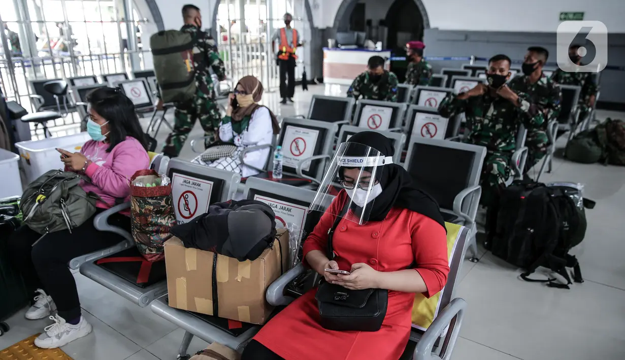 Calon penumpang menunggu pemberangkatan di Stasiun Pasar Senen, Jakarta, Jumat (10/7/2020). PT KAI telah mengoperasikan lima perjalanan kereta jarak jauh untuk tujuan Bandung, Cirebon, dan Surabaya mulai Jumat 10 Juli 2020. (Liputan6.com/Faizal Fanani)