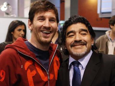 Lionel Messi sangat menghormati sosok mendiang Diego Maradona. Kedekatan Messi dan Maradona pun sangat menarik untuk disaksikan. Maradona juga terlihat begitu bangga ada sosok hebat di timnas Argentina setelah dirinya. (Liputan6.com/IG/leomessi)