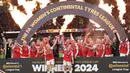 Bek Arsenal, Leah Williamson (tengah kiri) dan Kim Little memegang trofi saat merayakan kemenangan setelah final Piala Liga Wanita Inggris di Molineux, Wolverhampton, Inggris pada 31 Maret 2024. (Adrian DENNIS/AFP)