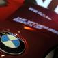 Logo The All New BMW X4 seri terbaru saat peluncuran di Jakarta,  Kamis (7/2). All New BMW X4 adalah versi xDrive30i M Sport X  mesin 4 silinder Valvetronic TwinPower Turbo Double VANOS berkapasitas 2.000cc. (Merdeka.com/Dwi Narwoko)