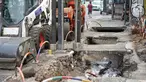 Kondisi trotoar yang rusak dan berlubang di Jalan Raya Pasar Minggu, Jakarta, Jumat (13/9/2019). Selain mengganggu kenyamanan, kondisi trotoar yang rusak tersebut juga membahayakan pejalan kaki, terutama saat malam hari. (Liputan6.com/Immanuel Antonius)