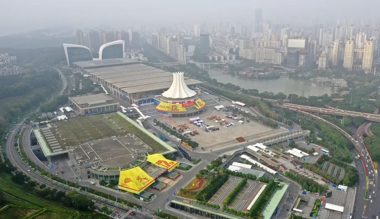 Foto dari udara pemandangan Nanning International Convention and Exhibition Center dan gedung-gedung di sekitarnya di Nanning, Daerah Otonom Etnis Zhuang Guangxi, China selatan pada 26 November 2020. China-ASEAN Expo ke-17 akan diselenggarakan di Nanning pada 27-30 November. (Xinhua/Lu Boan)