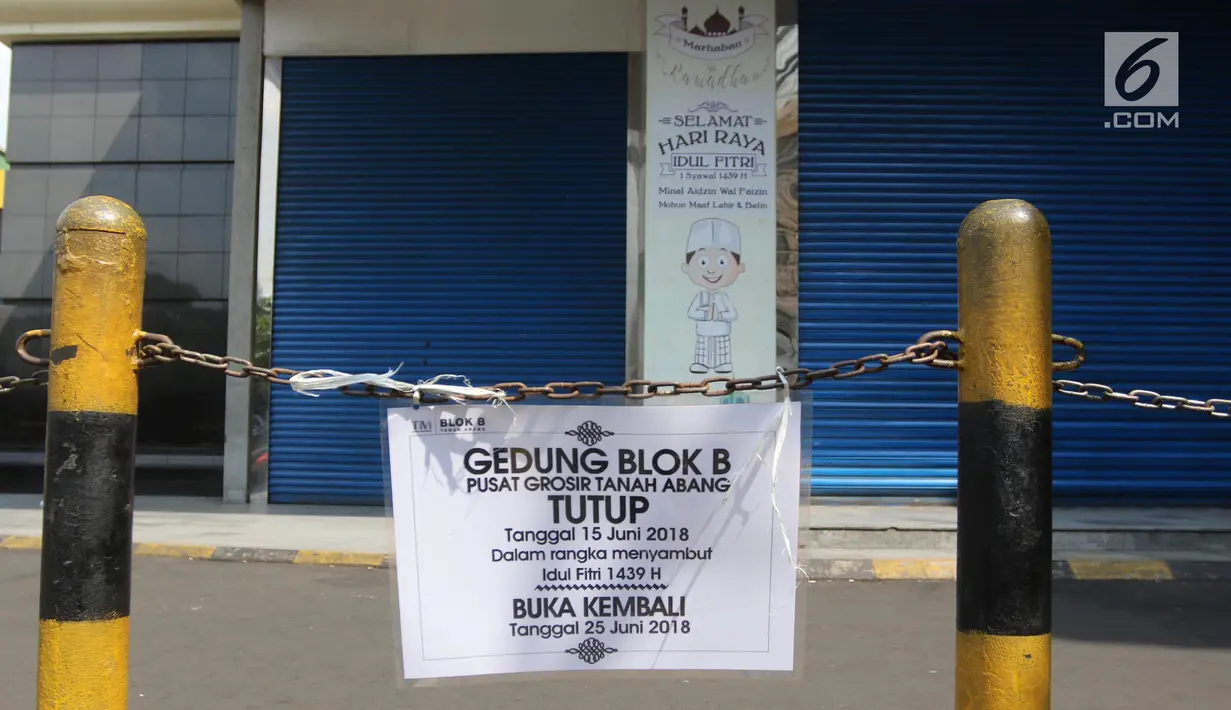Pengumuman terpasang di Gedung Blok B Pasar Tanah Abang, Jakarta, Minggu (17/6). Pasar Tanah Abang tutup sejak 15 Juni 2018 dan buka kembali pada 25 Juni 2018. (Liputan6.com/Arya Manggala)