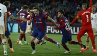 Penyerang Barcelona Robert Lewandowski merayakan gol ketiga timnya yang dicetak ke gawang  Valencia dalam duel pekan ke-33 La Liga 2023/2024 di Estadi Olympic Lluis Companys, Selasa (30/4/2024) dini hari WIB. (AP Photo/Joan Monfort)