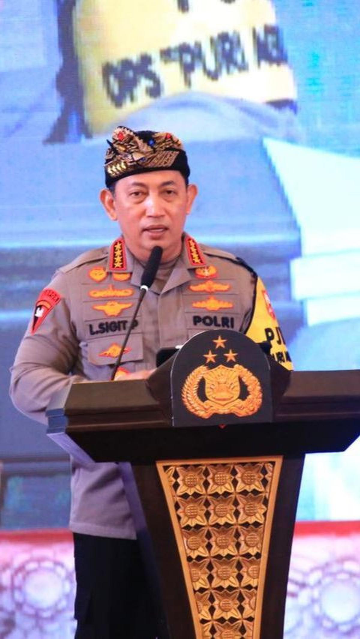 "Selamat ya, jarang biasanya Adhi Makayasa mau masuk pertama di Brimob. Saya kira kamu harus bisa mewarnai," ujar Listyo Sigit sembari berjabat tangan dengan Gomgom. <br>