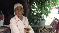 Nenek Masniah si penjual keliling dari zaman penjajahan Belanda itu mengalami perjalanan kemerdekaan bangsa hingga memasuki abad milenium. (Liputan6.com/Panji Prayitno)