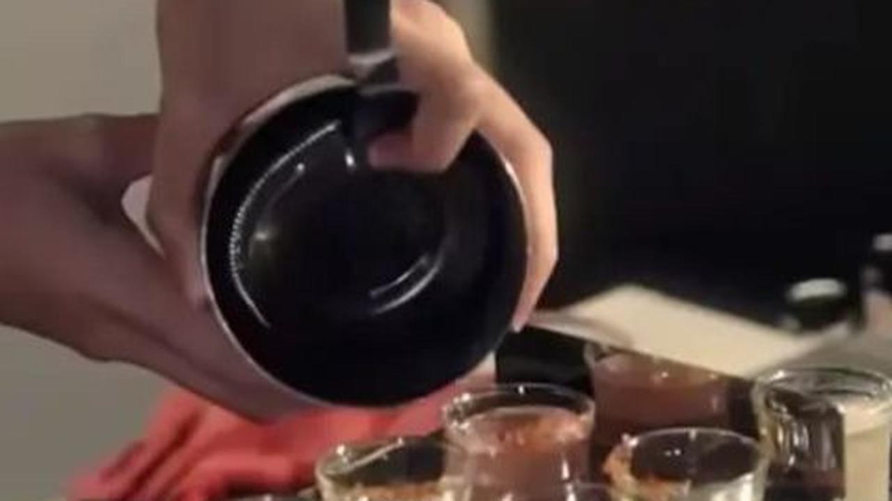 Dengan keahliannya yang terasah, Manohara berhasil menarik perhatian pengunjung bar dengan kreasi minuman yang unik dan lezat.<br>