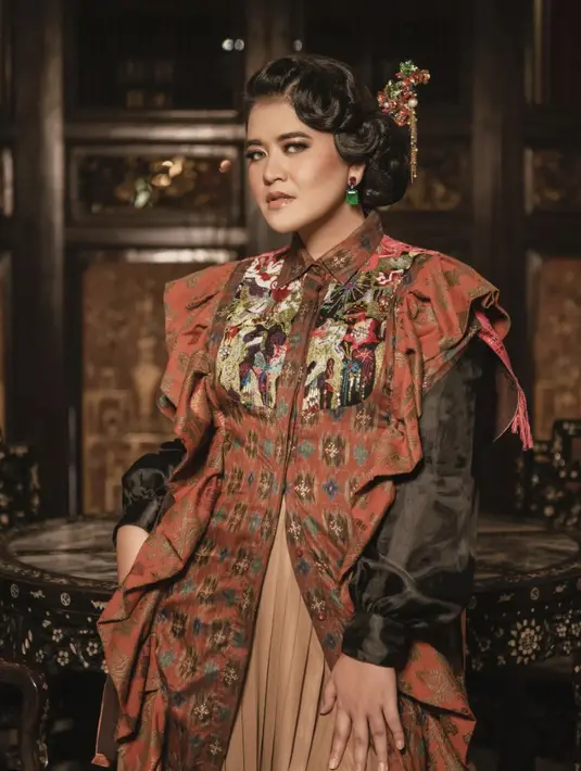 Dalam sebuah pemotretan, Kahiyang tampil dengan busana etnik karya Mel Ahyar. [Foto: Instagram/ Mel Ahyar]