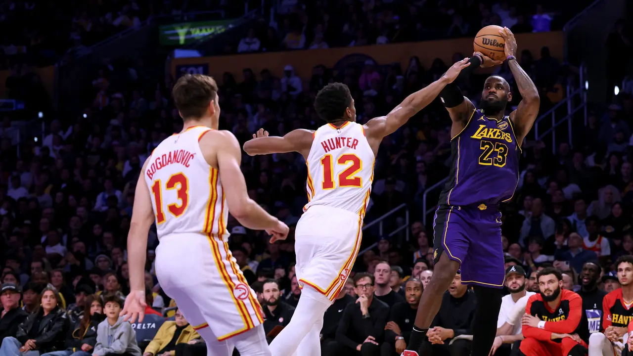 LeBron James pecahkan rekor Jordan saat melawan Hawks