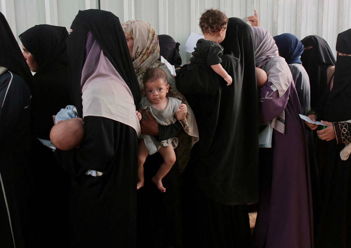 FOTO: Di Tengah Aturan Baru Israel, Warga Gaza Antre Perawatan di Posko Medis LSM Lokal