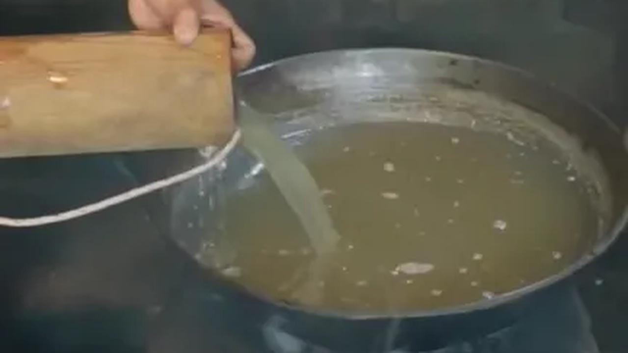 Gunakan Arit dan Bumbung Bambu